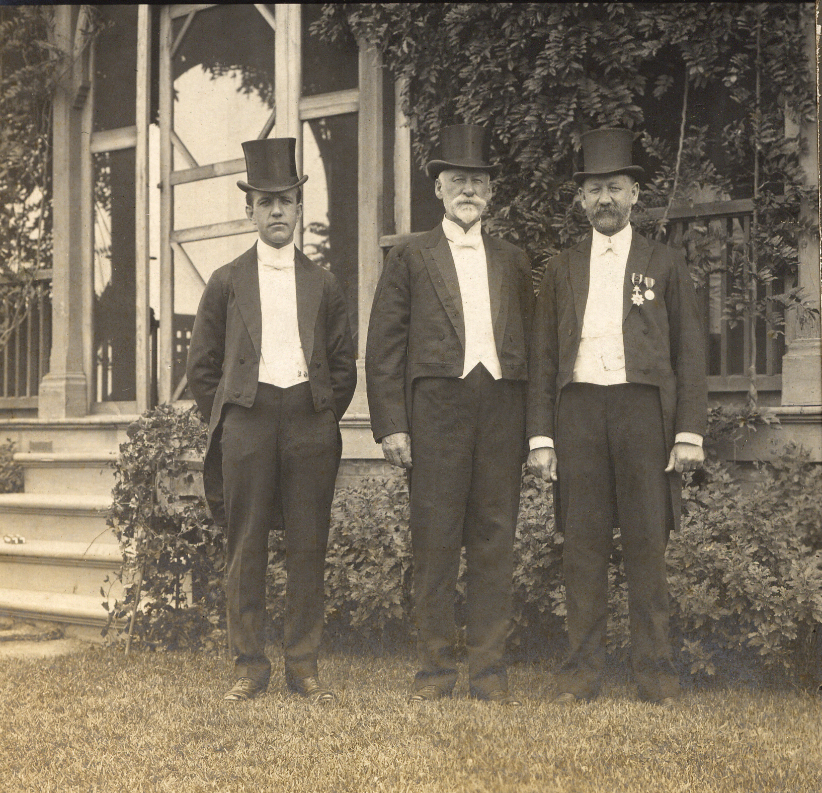 그림 2. 1907년 내한한 러들로와 세브란스. 맨 오른쪽이 에비슨.jpg