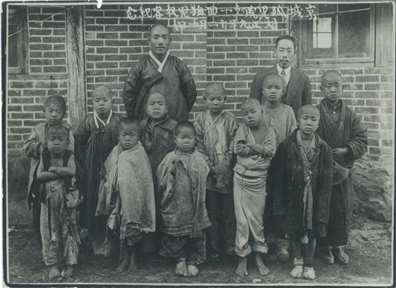 사진5오긍선선생과경성보육원원아들.jpg